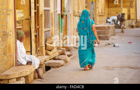 Straßenszene mit Fuß Frau im Sari, Jaisalmer, Rajasthan Zustand, Indien Stockfoto