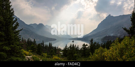 Smokey Wild Goose Island Overlook und Saint Mary Lake im Glacier National Park in West Glacier, Montana. Stockfoto