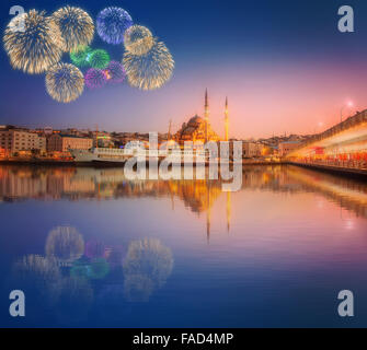 Panorama von Istanbul einen dramatischen Sonnenuntergang vom Galata-Brücke mit Feuerwerk, Istanbul, Türkei Stockfoto