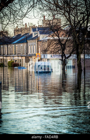 York, UK. 27. Dezember 2015. Weit verbreitete Störung weiterhin in York wegen Überschwemmungen des Flusses Ouse und River Foss.  Huntington Straße, eines der am stärksten betroffenen Gebiete wo Bewohner evakuiert wurden. Foto Bailey-Cooper Fotografie/Alamy Live-Nachrichten Stockfoto