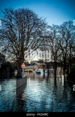 York, UK. 27. Dezember 2015. Weit verbreitete Störung weiterhin in York wegen Überschwemmungen des Flusses Ouse und River Foss.  Huntington Straße, eines der am stärksten betroffenen Gebiete wo Bewohner evakuiert wurden. Foto Bailey-Cooper Fotografie/Alamy Live-Nachrichten Stockfoto