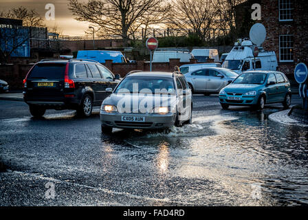 York, UK. 27. Dezember 2015. Weit verbreitete Störung weiterhin in York wegen Überschwemmungen des Flusses Ouse und River Foss.  Monkgate Kreisverkehr teilweise geschlossen und Fahrzeuge sind gezwungen, durch Hochwasser zu fahren. Foto Bailey-Cooper Fotografie/Alamy Live-Nachrichten Stockfoto