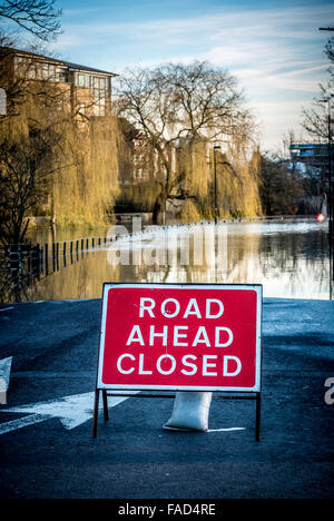 York, UK. 27. Dezember 2015. Weit verbreitete Störung weiterhin in York wegen Überschwemmungen des Flusses Ouse und River Foss.  FOSS-Inseln für den gesamten Verkehr gesperrt. Foto Bailey-Cooper Fotografie/Alamy Live-Nachrichten Stockfoto