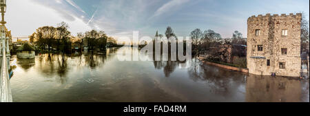 York, UK. 27. Dezember 2015. Weit verbreitete Störung weiterhin in York wegen Überschwemmungen des Flusses Ouse und River Foss.  Ouse Flussblick Lendal Bridge. Foto Bailey-Cooper Fotografie/Alamy Live-Nachrichten Stockfoto