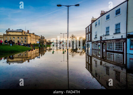 York, UK. 27. Dezember 2015. Weit verbreitete Störung weiterhin in York wegen Überschwemmungen des Flusses Ouse und River Foss.  Turm im Zentrum von York Straße ist für den gesamten Verkehr geschlossen... Foto Bailey-Cooper Fotografie/Alamy Live-Nachrichten Stockfoto