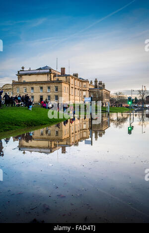 York, UK. 27. Dezember 2015. Weit verbreitete Störung weiterhin in York wegen Überschwemmungen des Flusses Ouse und River Foss.  Turm im Zentrum von York Straße ist für den gesamten Verkehr geschlossen... Foto Bailey-Cooper Fotografie/Alamy Live-Nachrichten Stockfoto