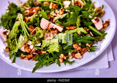 Salat mit Birnen, Walnüssen Stockfoto