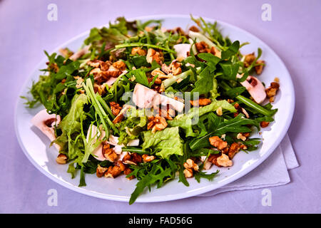 Salat mit Birnen, Walnüssen Stockfoto