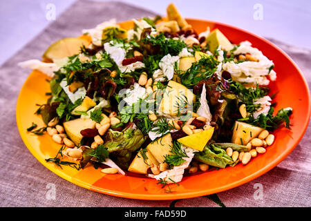 Salat mit Birnen, Nüssen und Grüns Stockfoto