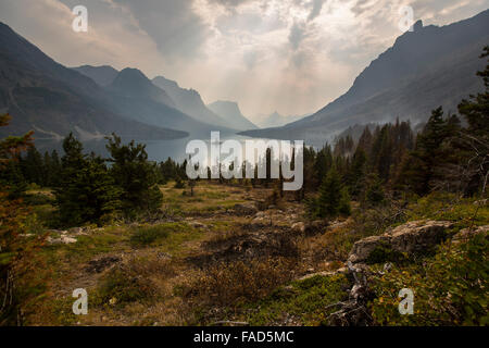 Smokey Wild Goose Island Overlook und Saint Mary Lake im Glacier National Park in West Glacier, Montana. Stockfoto