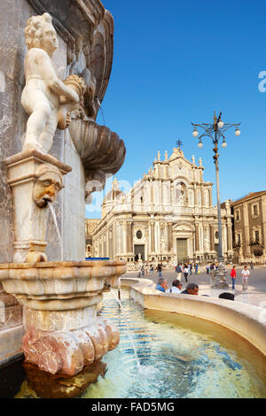 Sizilien - Brunnen des Elefanten und Catania Kathedrale im Hintergrund, Catania, alte Stadt, Sizilien, Italien Stockfoto