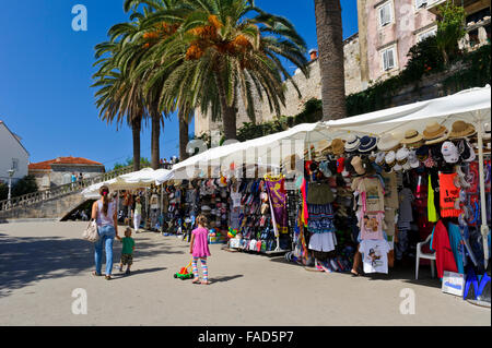 Andenken und Souvenirs zum Verkauf in den kleinen Geschäften am Eingang der Festung in Korcula. Stockfoto