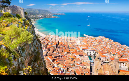 Luftbild in Cefalu aus La Rocca Hügel, Sizilien, Italien Stockfoto