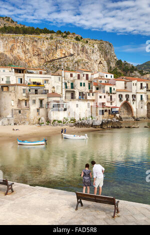 Mittelalterlichen Häusern und La Rocca Hill, Altstadt von Cefalù, Sizilien, Italien Stockfoto