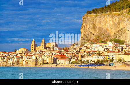 Blick auf die alte Stadt mit Kathedrale und La Rocca Hill, Cefalu, Sizilien, Italien Stockfoto