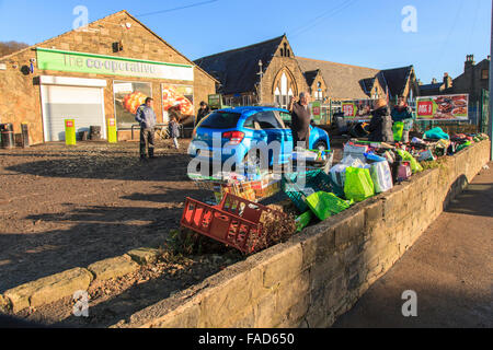 Mytholmroyd, UK, 27. Dezember 2015. Personal verlosen kostenlos Reinigungsmittel außerhalb der Co-Operative-Supermarkt in Mytholmroyd, nach Überschwemmungen am Boxing Day 2015 Credit: Graham Hardy/Alamy Live News Stockfoto