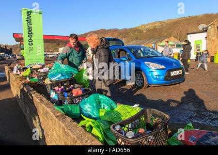 Mytholmroyd, UK, 27. Dezember 2015. Personal verlosen kostenlos Reinigungsmittel außerhalb der Co-Operative-Supermarkt in Mytholmroyd, nach Überschwemmungen am Boxing Day 2015 Credit: Graham Hardy/Alamy Live News Stockfoto