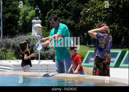 Buenos Aires, Argentinien. 27. Dezember 2015. Menschen erfrischen sich an einem Brunnen in Buenos Aires, Argentinien, am 27. Dezember 2015. Die Temperatur in Buenos Aires kletterte auf 32,6 Grad Cesius zur Mittagszeit am Sonntag. Bildnachweis: Camila Luna/TELAM/Xinhua/Alamy Live-Nachrichten Stockfoto