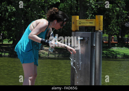 Buenos Aires, Argentinien. 27. Dezember 2015. Eine Frau kühlt sich ab in Buenos Aires, Argentinien am 27. Dezember 2015. Die Temperatur in Buenos Aires kletterte auf 32,6 Grad Cesius zur Mittagszeit am Sonntag. Bildnachweis: Camila Luna/TELAM/Xinhua/Alamy Live-Nachrichten Stockfoto