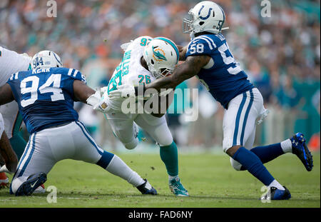 Miami Gardens, Florida, USA. 27. Dezember 2015. Miami Dolphins Runningback Lamar Miller (26) von Indianapolis Colts außerhalb Linebacker Trent Cole (58) nach einer kurzen Verstärkung am Sun Life Stadium in Miami Gardens, Florida am 27. Dezember 2015 in Angriff genommen wird. Bildnachweis: Allen Eyestone/The Palm Beach Post/ZUMA Draht/Alamy Live-Nachrichten Stockfoto