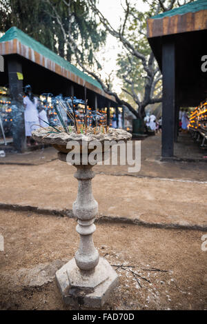 Pilger im Ruvanvelisaya Dagoba, heilige Stadt Anuradhapura, UNESCO-Weltkulturerbe, North Central Province, Sri Lanka Stockfoto