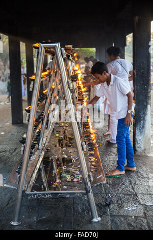 Pilger im Ruvanvelisaya Dagoba, heilige Stadt Anuradhapura, UNESCO-Weltkulturerbe, North Central Province, Sri Lanka Stockfoto