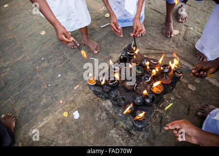 Pilger im Ruvanvelisaya Dagoba, heilige Stadt Anuradhapura, UNESCO-Weltkulturerbe, North Central Province, Sri Lanka Stockfoto