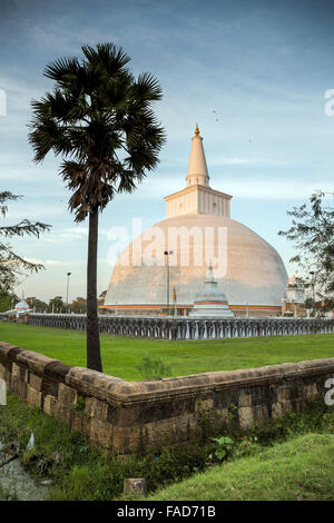 Ruvanvelisaya Dagoba, heilige Stadt Anuradhapura, UNESCO World Heritage Site, Nord-Zentralprovinz in Sri Lanka Asien Stockfoto