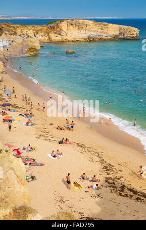 Algarve Strandküste in der Nähe von Albufeira, Portugal Stockfoto