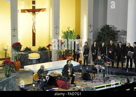 Pozzuoli, Italien. 27. Dezember 2015. Enzo Avitabile, eine italienische Saxophonist und Sänger-Songwriter führt bei einem Konzert Ihrer Tour Sacro Sud 2.0.The Konzert, als Chance vorgeschlagen wird zu entdecken, die traditionelle Musik sakrale und beliebt, Dialekt Slang und Heiligkeit, drum-Rhythmen und Sequenzen der Serie von Noten mit eigener Identität, einschließlich Polyrhythmik und Polyphonie. Das Konzert wurde in der Kirche Sant Artema in Pozzuoli © Paola Visone/Pacific Press/Alamy Live News Stockfoto