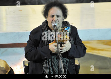 Pozzuoli, Italien. 27. Dezember 2015. Enzo Avitabile, eine italienische Saxophonist und Sänger-Songwriter führt bei einem Konzert Ihrer Tour Sacro Sud 2.0.The Konzert, als Chance vorgeschlagen wird zu entdecken, die traditionelle Musik sakrale und beliebt, Dialekt Slang und Heiligkeit, drum-Rhythmen und Sequenzen der Serie von Noten mit eigener Identität, einschließlich Polyrhythmik und Polyphonie. Das Konzert wurde in der Kirche Sant Artema in Pozzuoli © Paola Visone/Pacific Press/Alamy Live News Stockfoto