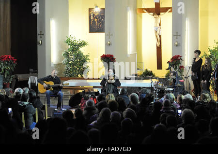 Pozzuoli, Italien. 27. Dezember 2015. Enzo Avitabile, eine italienische Saxophonist und Sänger-Songwriter führt bei einem Konzert Ihrer Tour Sacro Sud 2.0.The Konzert, als Chance vorgeschlagen wird zu entdecken, die traditionelle Musik sakrale und beliebt, Dialekt Slang und Heiligkeit, drum-Rhythmen und Sequenzen der Serie von Noten mit eigener Identität, einschließlich Polyrhythmik und Polyphonie. Das Konzert wurde in der Kirche Sant Artema in Pozzuoli © Paola Visone/Pacific Press/Alamy Live News Stockfoto