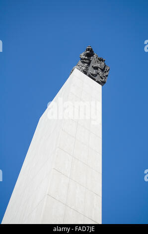 Löwenstatue mit tschechoslowakischen Wappen in Bratislava Stockfoto