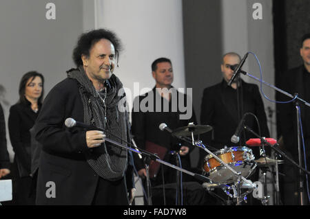 Pozzuoli, Italien. 27. Dezember 2015. Enzo Avitabile, eine italienische Saxophonist und Sänger-Songwriter führt bei einem Konzert Ihrer Tour Sacro Sud 2.0.The Konzert, als Chance vorgeschlagen wird zu entdecken, die traditionelle Musik sakrale und beliebt, Dialekt Slang und Heiligkeit, drum-Rhythmen und Sequenzen der Serie von Noten mit eigener Identität, einschließlich Polyrhythmik und Polyphonie. Das Konzert wurde in der Kirche Sant Artema in Pozzuoli © Paola Visone/Pacific Press/Alamy Live News Stockfoto