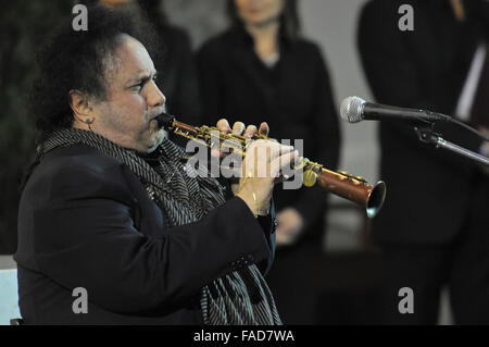 Pozzuoli, Italien. 27. Dezember 2015. Enzo Avitabile, eine italienische Saxophonist und Sänger-Songwriter führt bei einem Konzert Ihrer Tour Sacro Sud 2.0.The Konzert, als Chance vorgeschlagen wird zu entdecken, die traditionelle Musik sakrale und beliebt, Dialekt Slang und Heiligkeit, drum-Rhythmen und Sequenzen der Serie von Noten mit eigener Identität, einschließlich Polyrhythmik und Polyphonie. Das Konzert wurde in der Kirche Sant Artema in Pozzuoli © Paola Visone/Pacific Press/Alamy Live News Stockfoto