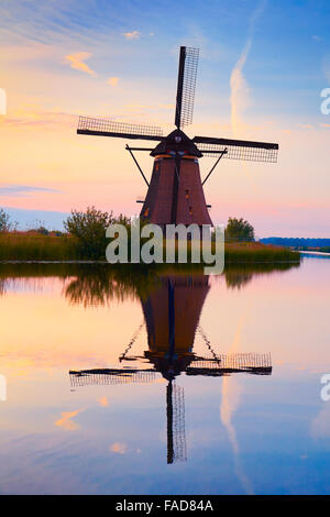 Windmühlen von Kinderdijk vor Sonnenaufgang - Holland Niederlande Stockfoto