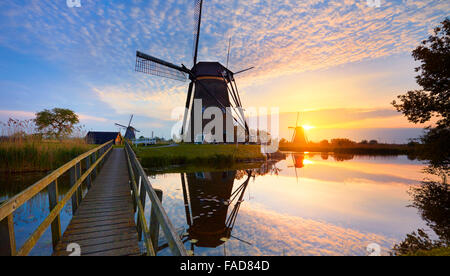 Windmühlen von Kinderdijk bei Sonnenuntergang - Holland Niederlande Stockfoto