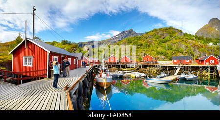 Lofoten-Inseln, rote Fischer Häuser Rorbu, Nusfjord, Norwegen Stockfoto