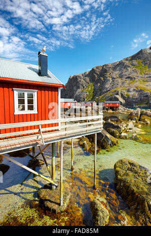 Traditionellen roten Holz Fischer Hütten Rorbu, Lofoten Island, Norwegen Stockfoto