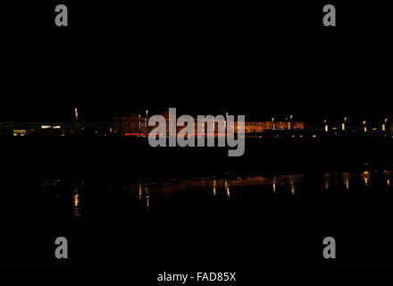 Nacht-Strandblick, mit Reflexionen, in Richtung verbleit Lights Illuminationen und Queens Hotel, zentralen Promenade Blackpool, UK Stockfoto