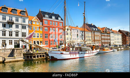 Das Boot vor Anker in Nyhavn Kanal, Kopenhagen, Dänemark Stockfoto