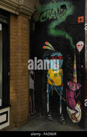 Cranio Green cloud blau Amazonas Regenwald indischen hält Rosa Ratte sitzen weiße Henne, Brick Lane an Pedley Street, London, E1 Stockfoto