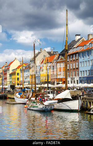 Das Boot in Nyhavn Kanal, Kopenhagen, Dänemark Stockfoto