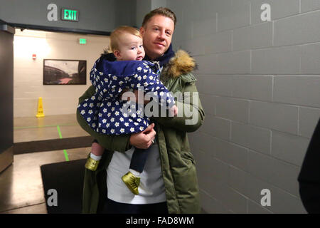 Seattle, USA. 27. Dezember 2015. Macklemore geht auf das Spielfeld aus dem Tunnel während eines Spiels zwischen den St. Louis Rams und den Seattle Seahawks in CenturyLink Field in Seattle, WA am 27. Dezember 2015. Die Rams gegen Seahawks 23-17.  Bildnachweis: Sean Brown/Cal Sport Media/Alamy Live-Nachrichten Stockfoto