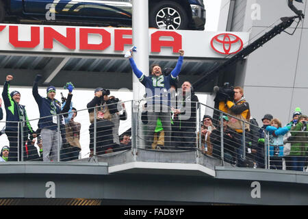 Seattle, USA. 27. Dezember 2015. Schauspieler Joe Mchale wirft den '' 12. Mann '' Flagge vor einem Spiel zwischen den St. Louis Rams und den Seattle Seahawks in CenturyLink Field in Seattle, WA am 27. Dezember 2015. Die Rams gegen Seahawks 23-17.  Bildnachweis: Sean Brown/Cal Sport Media/Alamy Live-Nachrichten Stockfoto