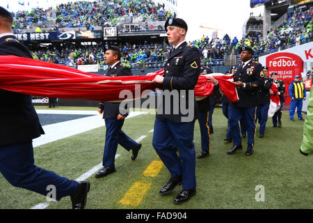 Seattle, USA. 27. Dezember 2015. Mitglieder der Streitkräfte führen die amerikanische Flagge vor einem Spiel zwischen den St. Louis Rams und den Seattle Seahawks in CenturyLink Field in Seattle, WA am 27. Dezember 2015. Die Rams gegen Seahawks 23-17.  Bildnachweis: Sean Brown/Cal Sport Media/Alamy Live-Nachrichten Stockfoto