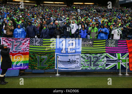 Seattle, USA. 27. Dezember 2015. Seahawks Fans hängen verschiedene 12. Mann Flaggen quer zu den Schienen des Stadions während eines Spiels zwischen den St. Louis Rams und den Seattle Seahawks in CenturyLink Field in Seattle, WA am 27. Dezember 2015. Die Rams gegen Seahawks 23-17.  Bildnachweis: Sean Brown/Cal Sport Media/Alamy Live-Nachrichten Stockfoto