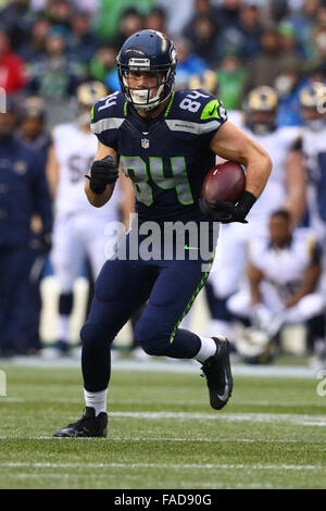 Seattle, USA. 27. Dezember 2015. Seattle Seahawks-Tight-End Cooper Helfet (84) läuft der Ball nach einem Fang während eines Spiels zwischen den St. Louis Rams und den Seattle Seahawks in CenturyLink Field in Seattle, WA am 27. Dezember 2015. Die Rams gegen Seahawks 23-17.  Bildnachweis: Sean Brown/Cal Sport Media/Alamy Live-Nachrichten Stockfoto