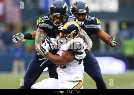 Seattle, USA. 27. Dezember 2015. St. Louis Rams Runningback Benny Cunningham (36) von Seattle Seahawks defensive beseitigt ist Ende Cassius Marsh (91) und Seattle Seahawks Linebacker Mike Morgan (57) während eines Spiels zwischen den St. Louis Rams und den Seattle Seahawks in CenturyLink Field in Seattle, WA am 27. Dezember 2015. Die Rams gegen Seahawks 23-17.  Bildnachweis: Sean Brown/Cal Sport Media/Alamy Live-Nachrichten Stockfoto