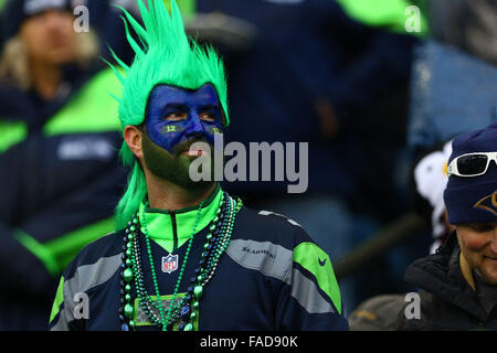 Seattle, USA. 27. Dezember 2015. Ein Seahakws Fan freut sich auf die Anzeigetafel während eines Spiels zwischen den St. Louis Rams und den Seattle Seahawks in CenturyLink Field in Seattle, WA am 27. Dezember 2015. Die Rams gegen Seahawks 23-17.  Bildnachweis: Sean Brown/Cal Sport Media/Alamy Live-Nachrichten Stockfoto